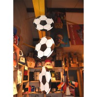 Suspension de 3 ballons de foot en carton